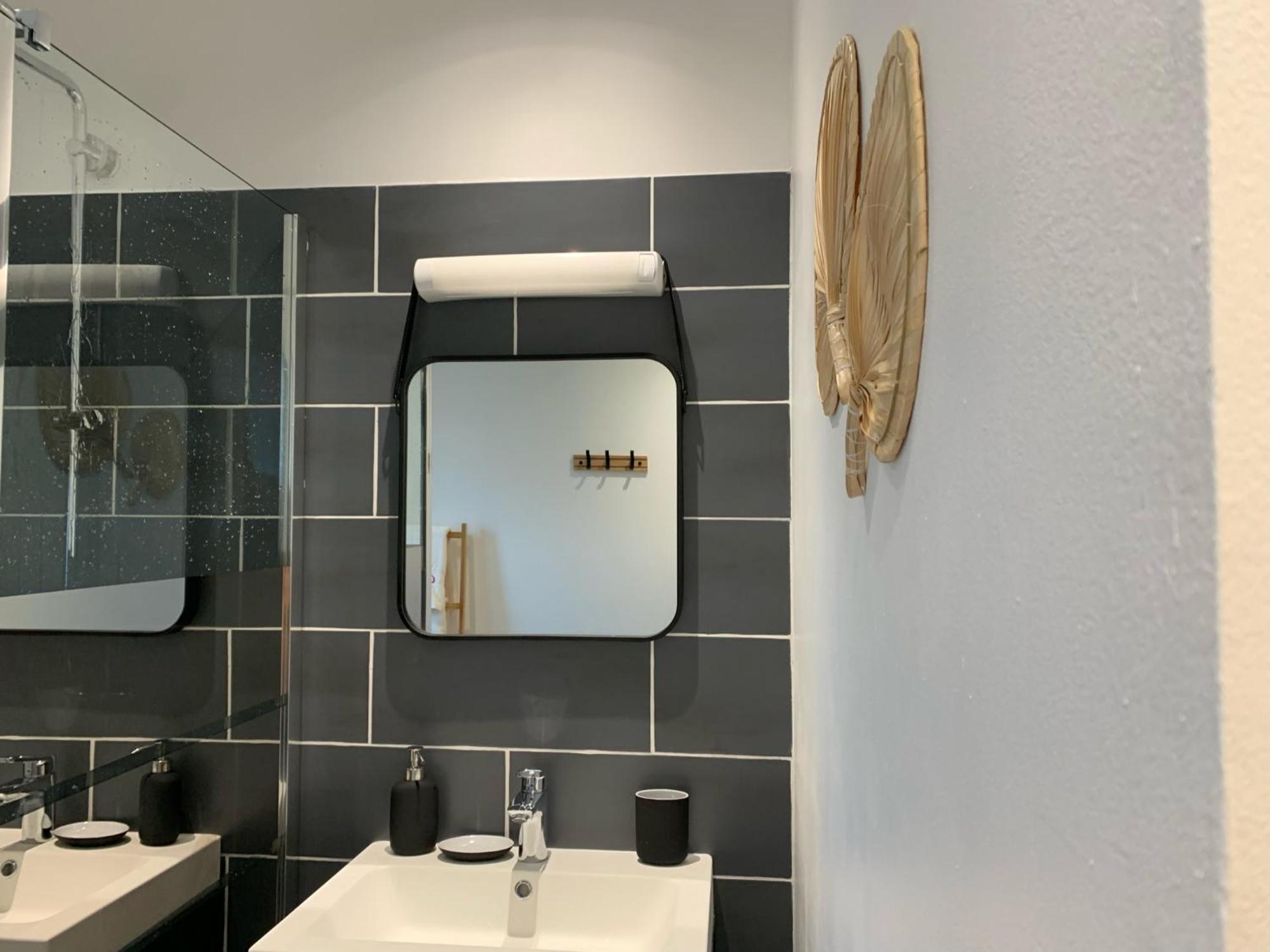 A Deux Pas De La Gare, La Maison Rouge Albertville Luaran gambar
